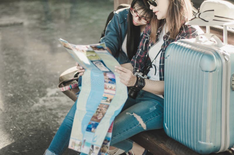 亚洲妇女女同性恋者LGBT夫妇,在老长凳的看法地图的恋人在火车站,旅行假日乐趣的概念平台 库存照片 亚洲妇女女同性恋者LGBT夫妇,在老长凳的看法地图的恋人在火车站,旅行假日乐趣的概念平台 库存照片